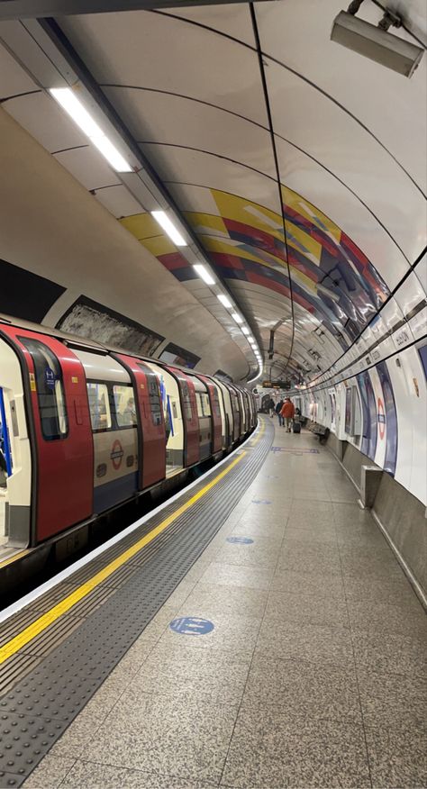 Subway Train Aesthetic, Living In London Aesthetic, Underground London, Train Aesthetic, London Metro, London Underground Tube, Underground Tube, London Wallpaper, London Dreams