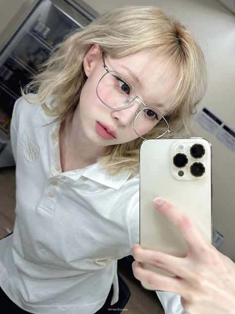 Kpop Idols With Glasses, Kpop Idol Glasses, Winter Aespa Cute, Kpop Selfie, Winter Kpop, Winter Æspa, Images Terrifiantes, I Love Winter, Winter Pictures