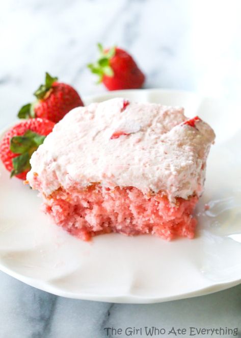 strawberries-n-cream-sheet-cake-jpg Cake 9x13, Strawberries And Cream Cake, Summertime Meals, Cake Cravings, Strawberry Sweets, Strawberry Cake Filling, Pink Cakes, The Girl Who Ate Everything, Fresh Cake