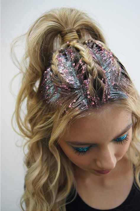 Um rabo de cavalo, tranças, glitter e uma prancha para modelar ajudam compor um penteado para curtir Glow Theme Party, Penteado Cabelo Curto, Glitter Hair, Party Hairstyles, Hair Looks, Your Story, Fantasia, Hair Wrap, Hair Makeup