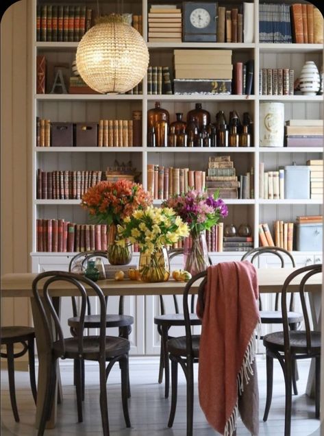 Dining Room Library Ideas, Dining Room Book Shelf, Dining Multipurpose Room, Dinning Room Bookshelves, Dinning Room Library Bookshelves, Bookcases In Dining Room, Dining Room Display Shelves, Eclectic Library Room, Bookshelf Wealth Interior Design