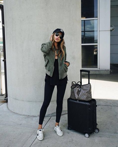 What to wear travelling: The best outfits for the airport + long-haul flights Gray Fedora Hat Outfit, Nz Outfits, Airport Style Winter, Casual Airport Outfit, Casual Travel Outfit, Airplane Outfits, Fashion Travel Outfit, Look Legging, Sneaker Outfits