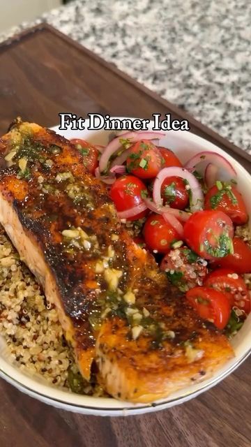 Salmon Garlic, Pescatarian Meals, Salmon Quinoa, Cherry Tomato Salad, Cooked Quinoa, Healthy High Protein Meals, Pescatarian Recipes, Protein Meals, Lemon Sauce