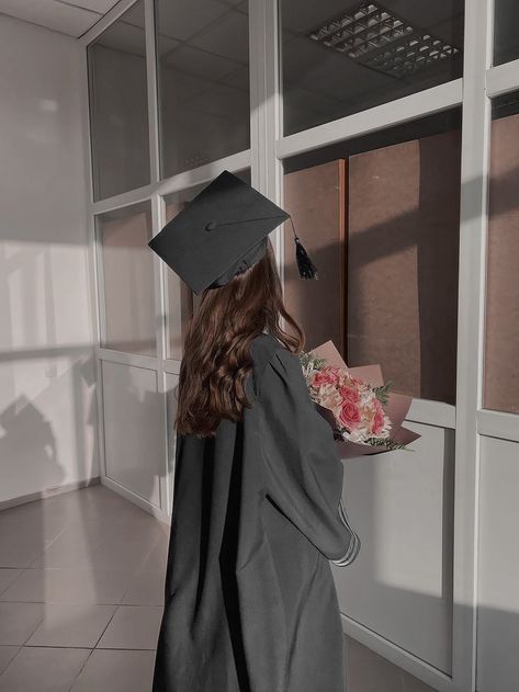 graduation aesthetic Graduation Hat Aesthetic, Convocation Photoshoot Ideas, Graduation Instagram Post, Graduation Aesthetic, Gown Aesthetic, Grad Picture Ideas, Graduation Pic Ideas, College Graduation Photoshoot, College Graduation Pictures Poses