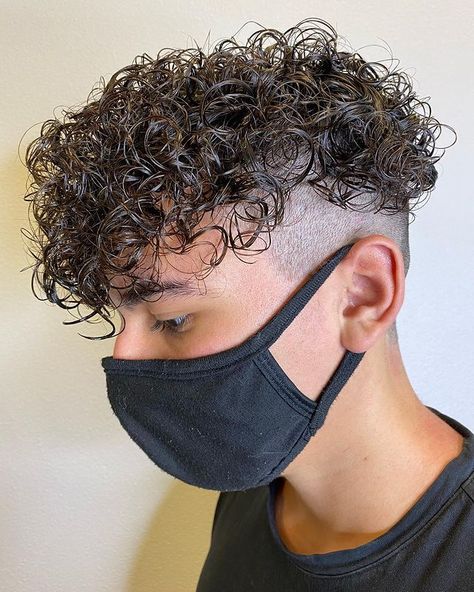 Curly Pompadour, Haircut Pompadour, Afro Pompadour, Skin Fade Pompadour, Mens Perm, Pompadour Hairstyle, Natural Hair Cuts, Mens Hair Trends, Wavy Curly Hair