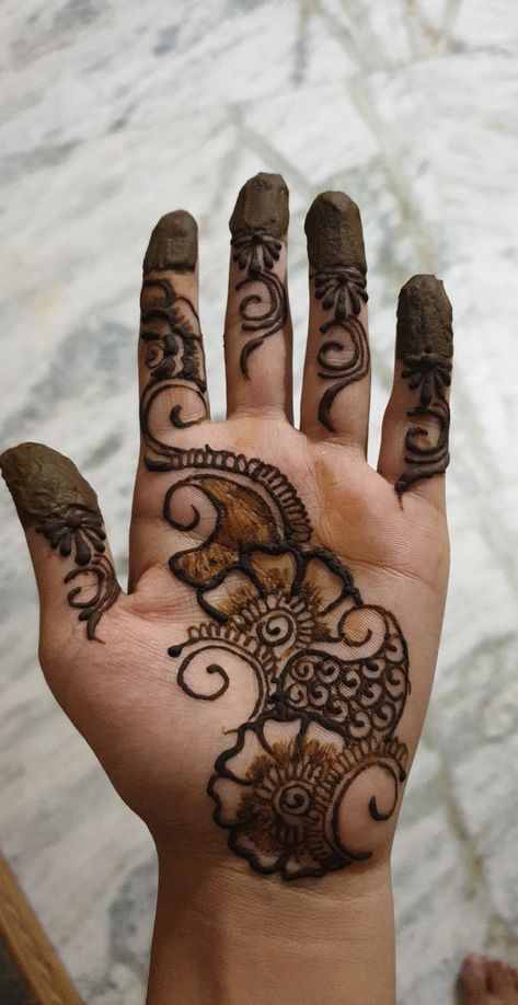 Bail Henna Designs Front Hand, Simpal Mehndi Designs Front Hand, Simpal Mehandi Designs For Hands, Mehandi Designs Easy Simple Palm, Simpal Mehndi Designs, Short Mehndi Designs Front Hand, Mehendi Designs Bridal, Brides Mehndi, Stylish Back Hand Mehndi