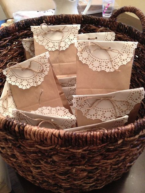 Paper Doily Crafts, Brown Paper Bags, Paper Bag Crafts, Doilies Crafts, Decorated Gift Bags, Gift Bags Diy, Handmade Packaging, Brown Paper Packages, Paper Doilies