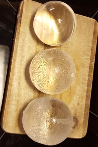 Clear Ice How To Make, Ice Balls For Drinks, Clear Ice Cubes How To Make, Ice Cube Tray Hacks, Whiskey Ice Ball, Whisky Ice, Bartending Tips, Whiskey Ice Cubes, Beer Koozie