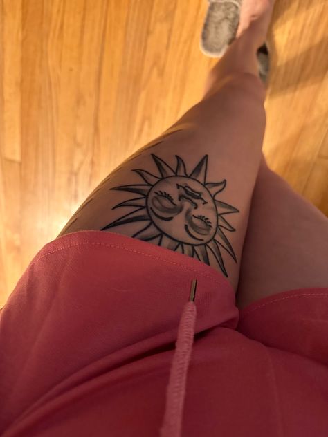 Sun Tattoo On Thigh, Sun Tattoo On Leg, Sun Thigh Tattoo, Sun Tattoo Leg, Traditional Sun Tattoo, Bday Tattoo, Front Thigh Tattoos, Small Henna Designs, Tattoo On Leg