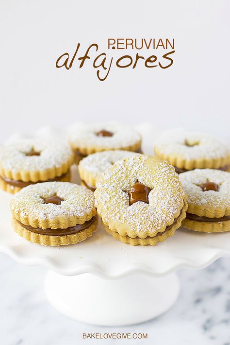 Peruvian Alfajores Recipe, Alfajores Recipe, بيتي فور, Peruvian Desserts, Peruvian Dishes, Cookie Sandwich, Peruvian Cuisine, Flaky Biscuits, Peruvian Recipes