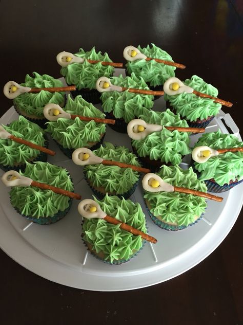 Lacrosse Stick Cupcakes! I used Wilton's Shape n'Amaze for the head of the stick and a pretzel stick for the shaft. Lacrosse Cupcakes Ideas, Lacrosse Dessert Ideas, Lacrosse Snack Ideas, Lacrosse Themed Party, Lacrosse Centerpieces, Sports Desserts, Lacrosse Birthday, Lacrosse Cake, Lacrosse Cupcakes