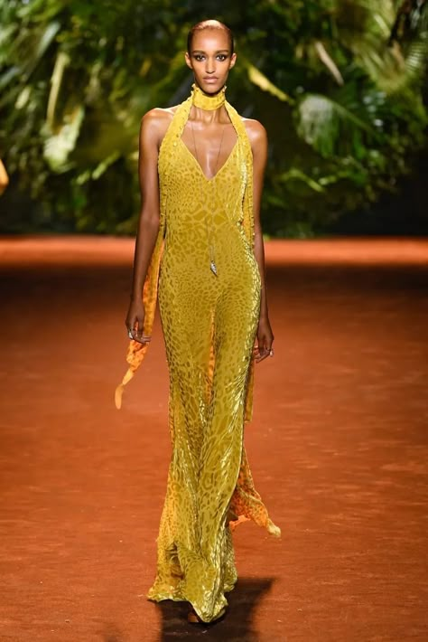 Roberto Cavalli RTW Spring 2024 [PHOTOS] – WWD Cavalli Dress, Runway Model, Dress Business, Runway Dresses, Ballroom Dress, Couture Runway, Sophia Loren, Yellow Fashion, Suit Fashion