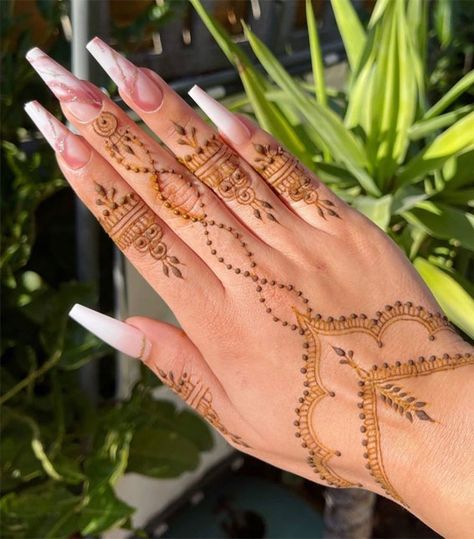 Arab Mehndi Designs, Mehndi Front Designs, Hand Mehndi Designs Back, Simple Mehndi Designs Front Hand, Arab Henna, Front Hand Mehndi Designs, Mehndi Designs Back Hand, Henna Designs Back, Indian Henna Designs