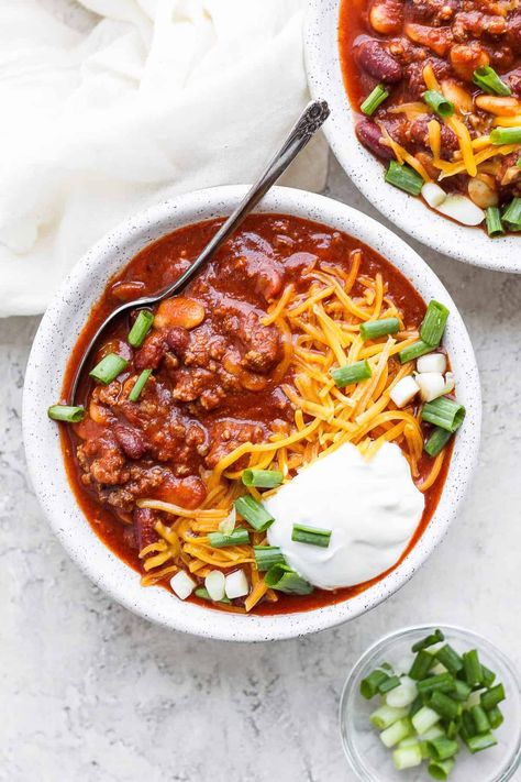 The best slow cooker chili recipe on the internet right here! Our classic recipes calls for ground beef, beans and the perfect homemade chili seasoning. Best Slow Cooker Chili, Chili Slow Cooker, Slow Cooker Bolognese Sauce, Cooking Beans, Slow Cooker Chili Easy, Homemade Chili Seasoning, Slow Cooker Bolognese, Slow Cooker Turkey Chili, Slow Cooker Chili Recipe