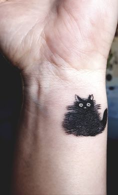 Spine Tattoo Simple, Small Tattoo Ideas Back, Cat Hand Tattoo, Small Coverup Tattoo Ideas, Hand Tattoo Small, Cat Tattoos Ideas, Simple Cat Tattoo, Tattoo Dainty, Tattoo Gato