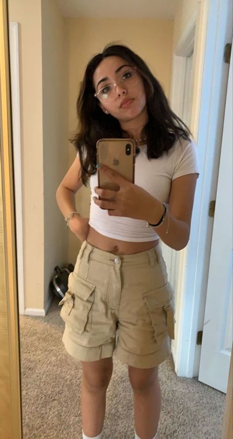 Cargo Shorts Fits Women, Cute Cargo Shorts Outfit, Chill College Outfits Summer, Tan Shorts Outfit Black Women, Tan Cargo Shorts Outfits Women, Kakis Shorts Outfit, Movie Date Outfit Black Women Summer, Brown Jorts Outfit Women, Cargo Short Outfits Women