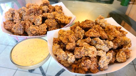 Fried Chicken gizzards with dipping sauce Louisiana Fried Chicken, Fried Chicken Gizzard Recipe, Fried Gizzards, Homemade Dipping Sauce, Cajun Fried Chicken, Fried Chicken Livers, Kentucky Food, Gizzards Recipe, Dipping Sauces For Chicken