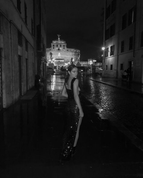 #night #rome #roma #italy #italytrip #inspo #editorial #aesthetic #romantic #sexy #rain #solotrip #street #castell #castellsantangelo Rome At Night Aesthetic, Italian Night Life, Roma Aesthetic Night, Dark Italian Aesthetic, Bohemian Journal, Rome Party, Champagne Coast, Editorial Aesthetic, Rome At Night