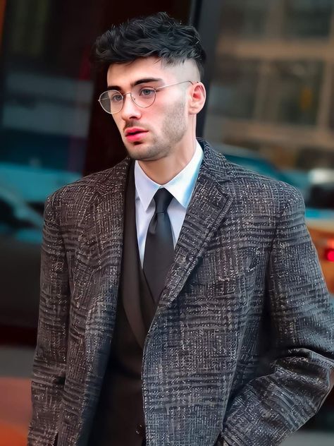 Brown Boots Outfit, Men's Curly Hairstyles, Zayn Malik Hairstyle, Zayn Malik Style, Zayn Malik Photos, Zayn Malik Pics, English Men, Normal Guys, Mens Haircuts Fade