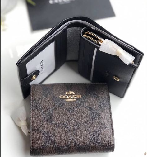 Coach Wallets For Women, Soft Boy Outfits, Aesthetic Bags, Cute Wallets, Girly Bags, What In My Bag, Luxury Lifestyle Dreams, Coach Outlet, Coach Wallet