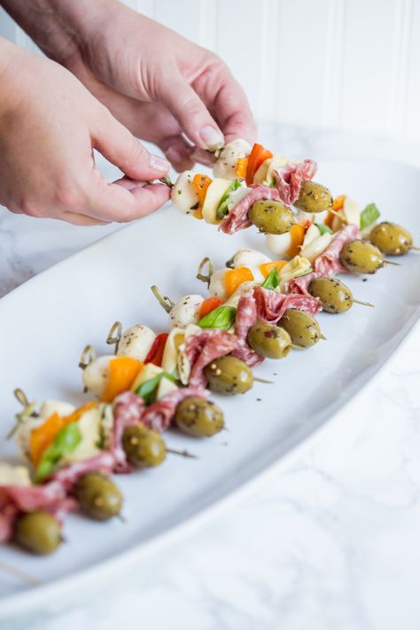 Antipasto Skewers | Party appetizers, entertaining ideas, party ideas, party recipes and more from @cydconverse Entertaining Ideas Party, Antipasto Skewers, Quick And Easy Appetizers, Party Appetizers Easy, Party Appetizers, Thanksgiving Appetizers, Holiday Appetizers, Läcker Mat, Snacks Für Party