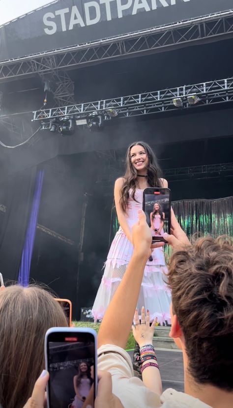 Concerts To Go To, Olivia Rodrigo Live, Singer Vibes, Olivia Concert, Olivia Rodrigo Concert, Emory Scott, Concert Signs, Guts Tour, Vision Board Pictures