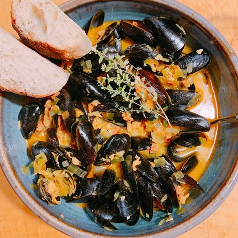 Mussels With Chorizo Recipe, Mussels Recipe Chorizo, Chorizo Mussels Recipe, Mediterranean Mussels, Spanish Mussels, Mediterranean Mussels Recipes, Saffron Mussels, Spanish Mussels Recipe, Baked Mussels