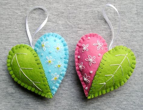 Pink Ideas, Diy Frühling, Baby Mobil, Embroidery Hearts, Decoration Flowers, Felt Ornament, Felt Embroidery, Felt Heart, Flowers Handmade