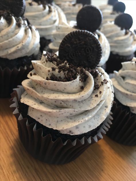 My favourite cookie...Oreo cupcakes Cupcakes Oreo, Oreo Cupcake, Oreo Cupcakes, Junk Food Snacks, Food Therapy, Yummy Comfort Food, Food Drinks Dessert, Long Bodycon Dress, Fun Baking Recipes