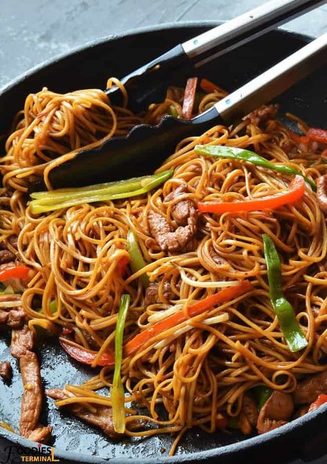 Click to chcek out the Easy Chicken Lo Mein Recipe. This is the best ever takeout style chicken Lo Mein you'll ever make at home. This 30 mins chicken lo mein tastes just like P. F. Chang's chicken Lo Mein. The taste lies in my homemade Lo Mein sauce recipe. #authenticchickenlomein #easychickenlomein #lomein #dinnerrecipes #easyrecipe #chickenrecipe #foodiesterminal Cold Healthy Pasta, Pasta Recipes Cold, Homemade Lo Mein, Easy Chicken Lo Mein, Lo Mein Sauce, Chicken Lo Mein Recipe, Pasta Recipes For Kids, P F Chang, Lo Mein Recipe