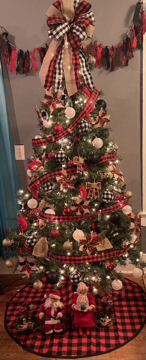 Flannel Christmas Tree, Plaid Christmas Tree Ideas, White Christmas Trees, Plaid Christmas Tree, Christmas Tree Decorations Diy, Ribbon On Christmas Tree, Christmas Tree Inspiration, Green Christmas Tree, Christmas Tree Lighting