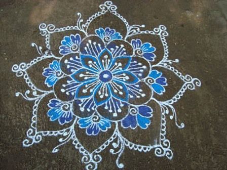 30 Best Simple and Easy Rangoli Designs With Pictures | Styles At Life Tato Mandala, Fun Chalk Art, Chalk Ideas, Rangoli Simple, Chalk Design, Urbane Kunst, Sidewalk Chalk Art, Výtvarné Reference, Sidewalk Art