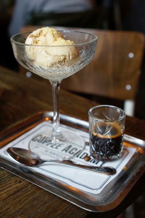 Affogato — ButterYum — a tasty little food blog Affogato Recipe, Cafe Expresso, Ice Cream Wallpaper, Homemade Banana Pudding, Italian Recipes Dessert, Yummy Ice Cream, Chocolate Donuts, Vanilla Wafers, No Cook Desserts