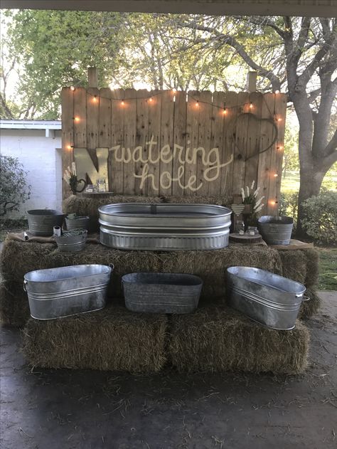 Seating For Outdoor Wedding, Western Graduation Party Ideas Table Decorations, Western Party Set Up, Backyard Wedding Western, Western Style Wedding Decorations, Western Backyard Wedding Ideas, Decorate Wedding Tent, Hay Centerpieces, Country Wedding Food Ideas Buffet