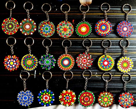 Mini Dot Mandala Art, Mandala Art Keychain, Dot Mandala Keychains, Lippan Art Earrings, Dot Mandala Keychain, Keychain Mandala, Keychain Diy Easy, Mirror Canvas Art, Dot Painting Tools