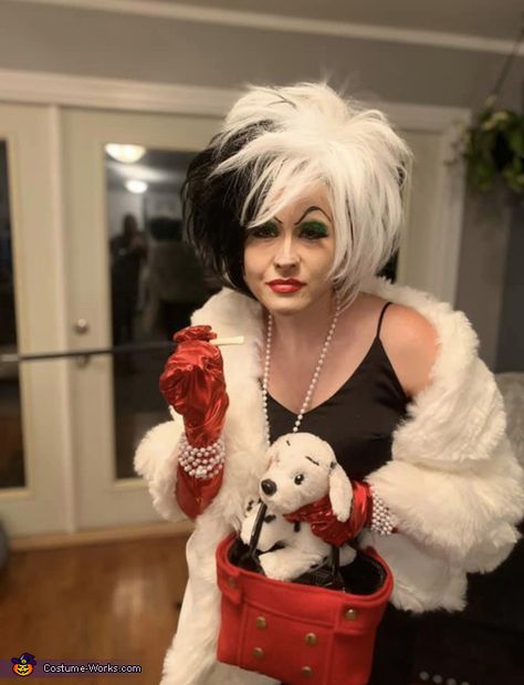 Cruella De Vil - 2019 Halloween Costume Contest Corella Deville Halloween Costume, Most Original Halloween Costume, Halloween Costumes Cruella Deville, Carella Deville Costume, Cruelly Devil Costume, Cruella Deville Costume Couple, Cruela De Vil Costume Ideas, Halloween Cruella Deville, Cruella Costume Ideas