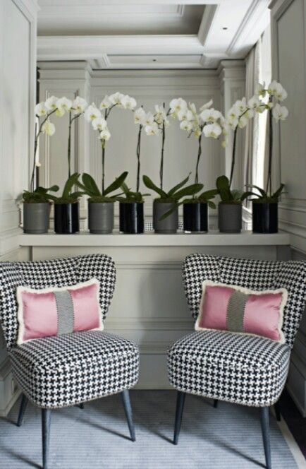 💋 Hotel Chic, White Chairs, Pink Pillows, Design Del Prodotto, Take A Seat, Interior Inspiration, Rum, Interior Decorating, House Interior