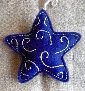 Blue Felt Christmas Ornaments, Christmas Decorations Sewing, Felt Christmas Tree Decorations, Diy Felt Christmas Ornaments, Felt Crafts Patterns, Felt Crafts Christmas, Christmas Embroidery Patterns, Felt Ideas, Felt Christmas Decorations