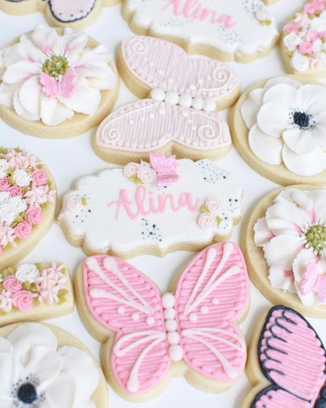 Jessica Lutovsky on Instagram: “A sweet little garden butterfly set for a sweet 2 year old! 🌸🦋” Buttercream Butterfly, Buttercream Cookies, Butterfly Cookies, Buttercream Decorating, Garden Butterfly, Cookie Inspiration, Cookies Decorated, Icing Cookies, Little Garden