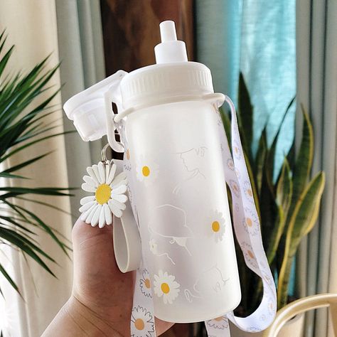 Glass Tumbler With Straw, Kawaii Iphone Case, Trendy Water Bottles, Straw Bottle, Cute Water Bottles, Daisy Design, Water Tumbler, Water Bottle Design, Candle Warmer