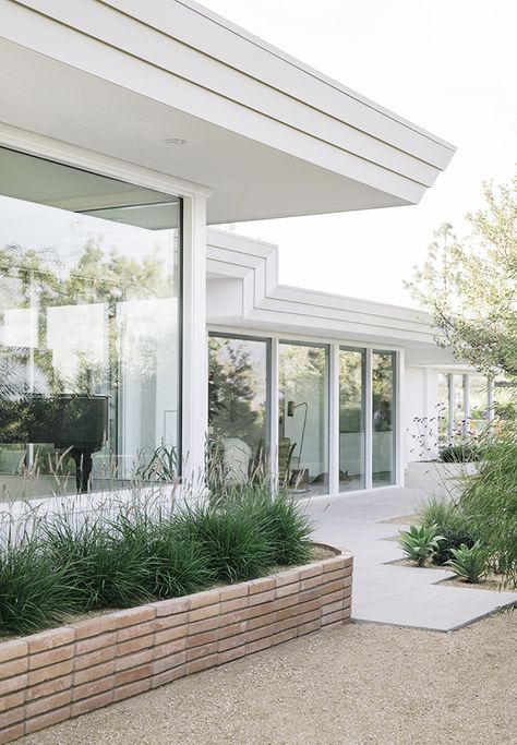 If you’ve been following along my IG stories, you know I have had my mind on exteriors since we have been working on ours at our #samuelfamilyfixer this week. So while I have been sharing the Mandy Moore project tours here, I couldn’t help but jump to her homes’ exterior. I sure do miss having … Window Inspiration, Poolside Furniture, Mid Century Exterior, Sarah Sherman, Sarah Sherman Samuel, Homes Exterior, Casa Exterior, Mandy Moore, Modern Landscaping