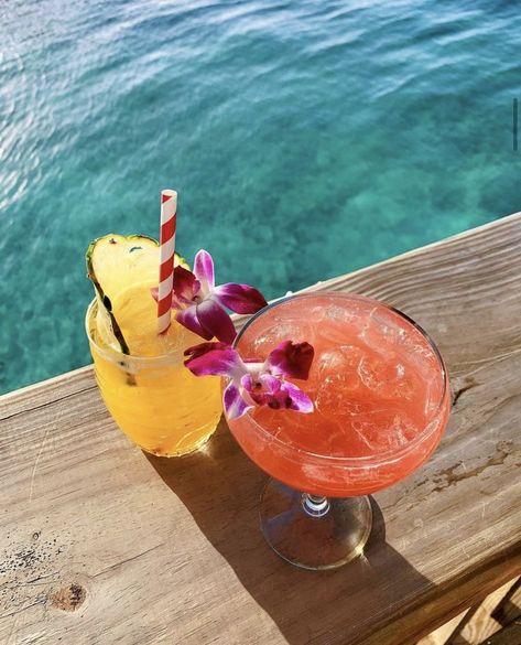 Summer Beach Cocktails, Yacht Aesthetic, Aesthetic Drinks, Beach Cocktails, Honeymoon Ideas, Tropical Drink, Summer Time Pictures, Summer Ideas, Beach Picnic