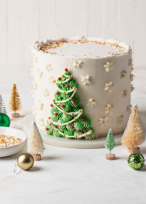 How to Make a Christmas Tree Cake — Style Sweet Christmas Vanilla Cake, Christmas Decorated Cakes, Simple Christmas Cakes, Christmas Cake Ideas Easy, Cute Christmas Cakes, Cake Christmas Decoration, Cake Natal, Cakes For Christmas, Noel Cake