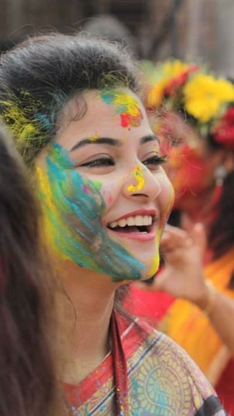 holi pict Holi Wishes In Hindi, Happy Holi Video, Holi Girls, Happy Holi Photo, Women Celebrating, Happy Holi Images, Happy Holi Wishes, Festival Of Colors, Holi Photo