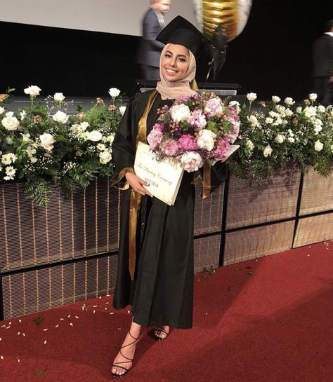 Muslim Graduation Outfit, Graduation Pictures Hijab, Hijab Graduation Outfit, Convocation Dress Graduation, Modest Graduation Outfit, Convocation Dress, Graduation Pictures High School, Grad Outfits, Graduation Photography Poses