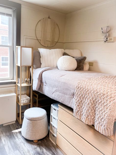 Princeton Dorm, Cozy Dorm Room Aesthetic, Neutral Dorm Room, Neutral Dorm, Collage Dorm Room, Collage Room, Luxury Dorm Room, Pretty Dorm Room, Dorm Room Inspo