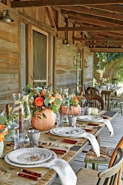 10 Tablescapes for Thanksgiving Al Fresco - The Glam Pad Autumn Centerpieces, Thanksgiving Dinner Table Decorations, Thanksgiving Dinner Decor, Fall Feast, Outdoor Thanksgiving, Thanksgiving Flowers, Rustic Thanksgiving, Thanksgiving Dinner Table, Dinner Table Decor