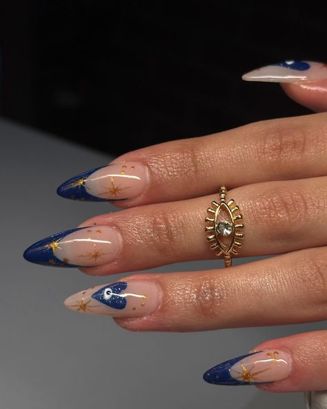 🧿🪬✨✨✨ Ocean Inspo Nails, Nail Art Detailed, Almond Aesthetic Nails, Nails For Dubai, Nail Inspo Navy Blue, Senior Picture Nails, Winter Design Nails, Pearl Nail Ideas, Almomd Nails