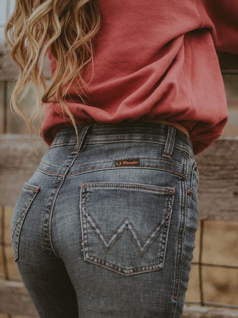 Western Women Jeans, Wrangler Outfits Woman, Wrangler Jeans Women's, Wrangler Women, Cowgirl Stuff, Body Decor, Cowgirl Jeans, Riding Jeans, Western Wear Outfits