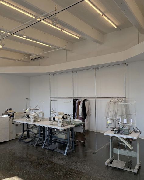 Fashion Studio Interior, Design Studio Workspace, Fashion Showroom, Fashion Dream Job, Fashion Designer Studio, Clothing Studio, Studio Interior Design, Studio Room, Studio Interior